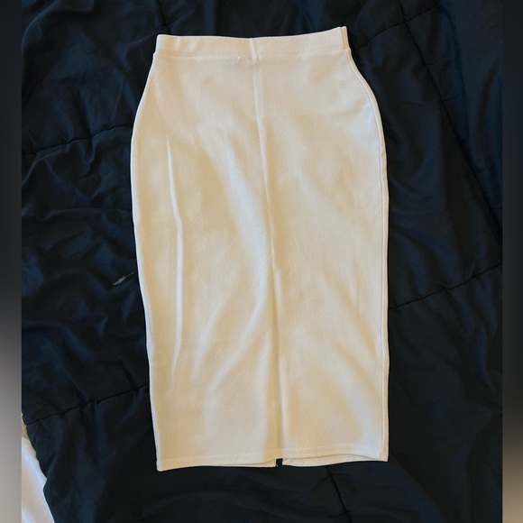 WHITE SKIRT - Picture 1 of 3